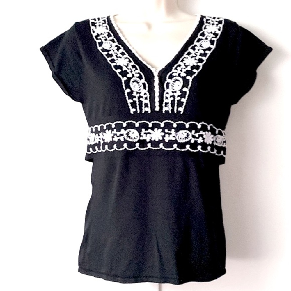 Mosaic black embroidered top Size L